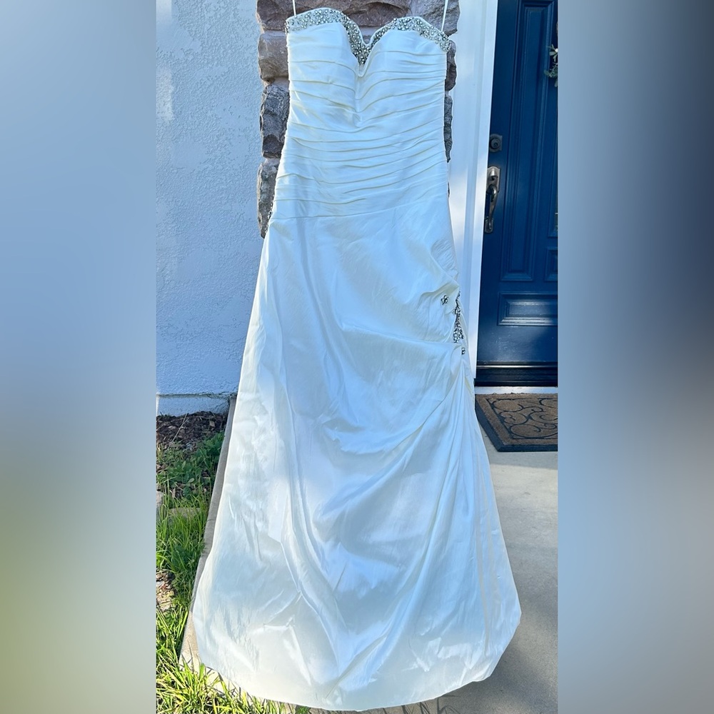 Elegant White Strapless Wedding Dress